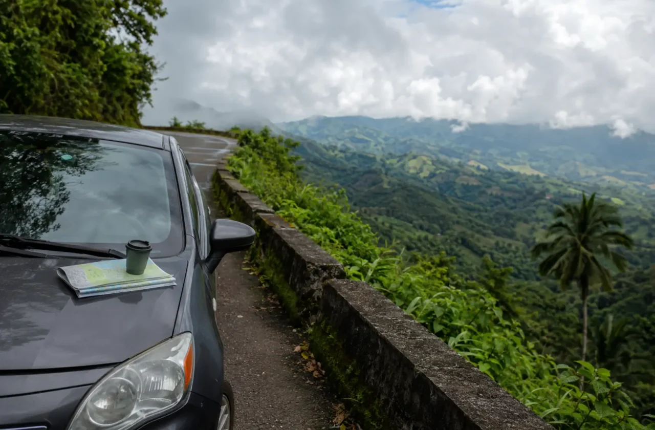 Automóvil con mapa y café en un mirador de las montañas de Puerto Rico
