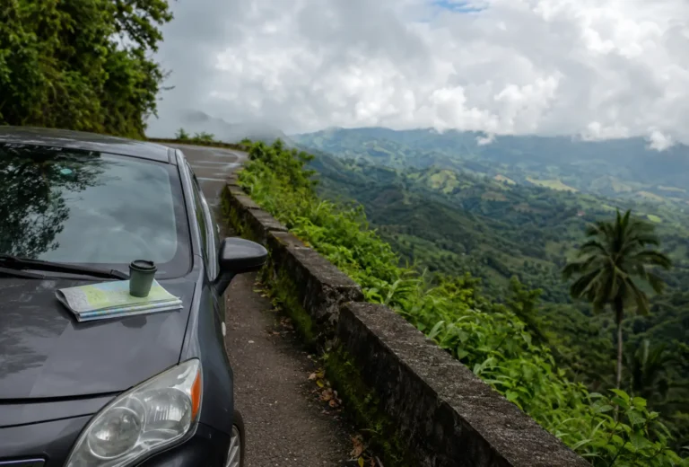 Automóvil con mapa y café en un mirador de las montañas de Puerto Rico
